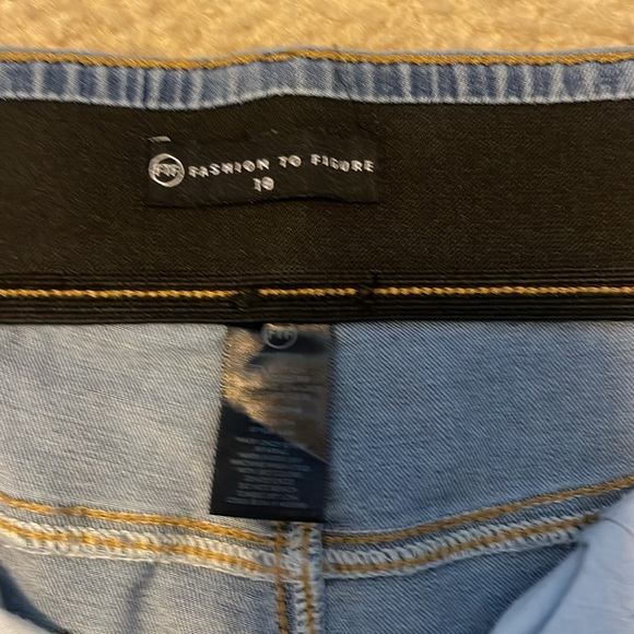 Fashion to Figure size 18 distressed denim shorts with elastic waist band - Picture 5 of 5